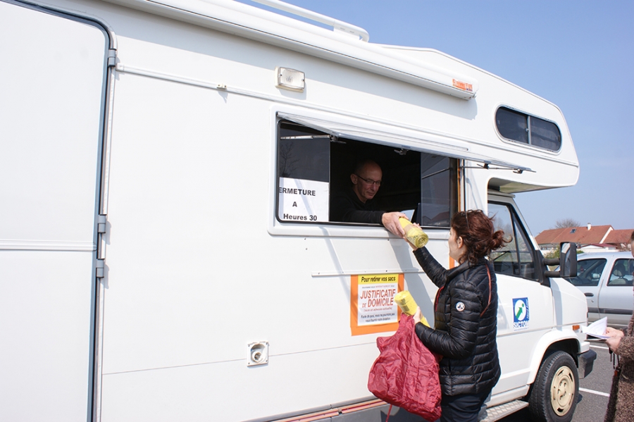 camping-car-distri-sacs-jaunes-2